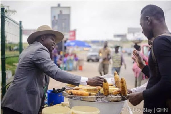Découvrez Sosu Patrick, vendeur de maïs braisé qui s'habille en costume: PHOTOS
