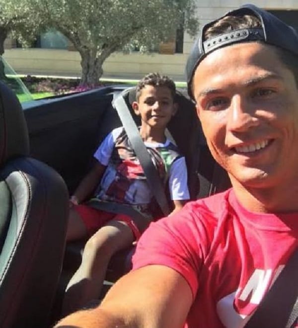 Cristiano Ronaldo: Quand son fils teste sa nouvelle Bugatti de plus de 2 millions € (PHOTOS)