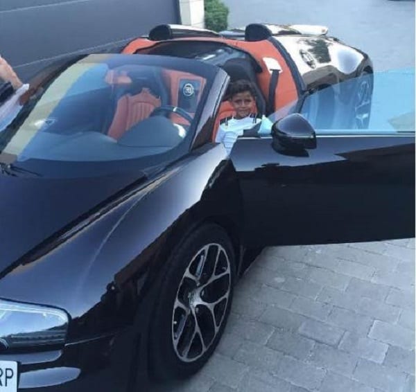 Cristiano Ronaldo: Quand son fils teste sa nouvelle Bugatti de plus de 2 millions € (PHOTOS)