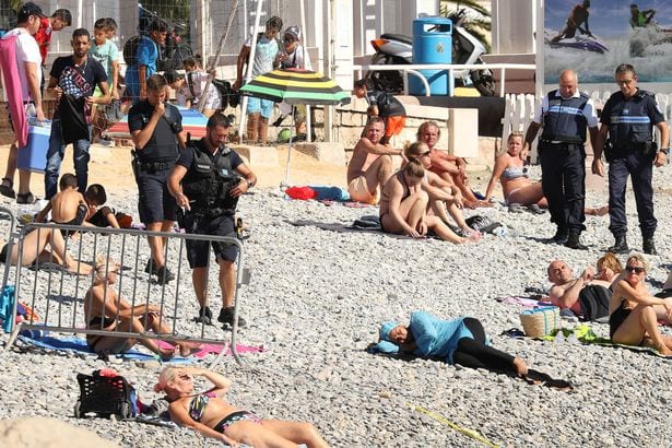 France: La police ordonne à une musulmane de retirer son burkini sur la plage à Nice (PHOTOS)