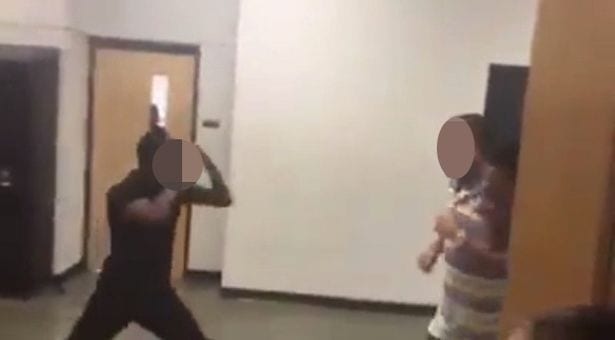 Un enseignant se bat avec son élève pour être arrivé en retard: PHOTOS / VIDÉO
