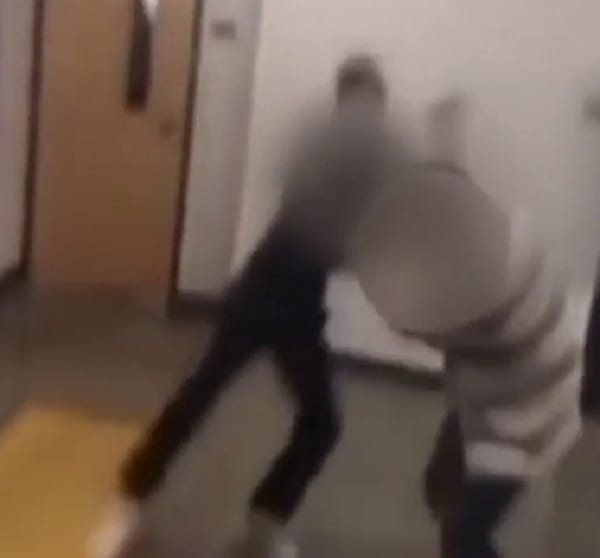 Un enseignant se bat avec son élève pour être arrivé en retard: PHOTOS / VIDÉO