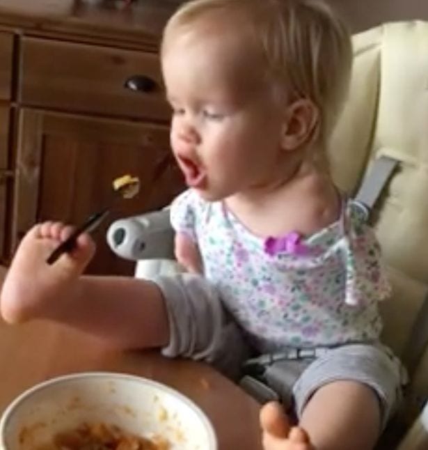 Un bébé né sans bras apprend à manger à l'aide de ses pieds: PHOTOS/ VIDÉO