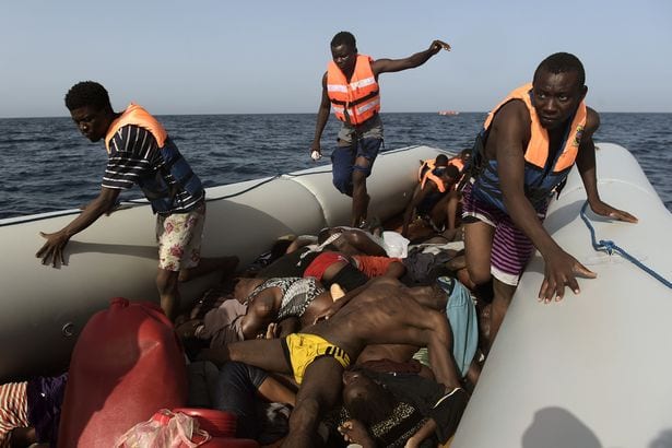 images déchirantes montrant des migrants dans une lutte désespérée pour survivre