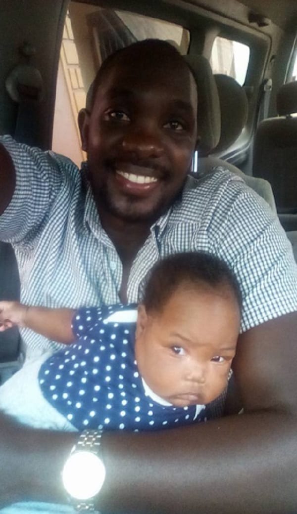 Ouganda: Un papa salué pour avoir pris le rôle de sa femme dans son foyer (PHOTOS)