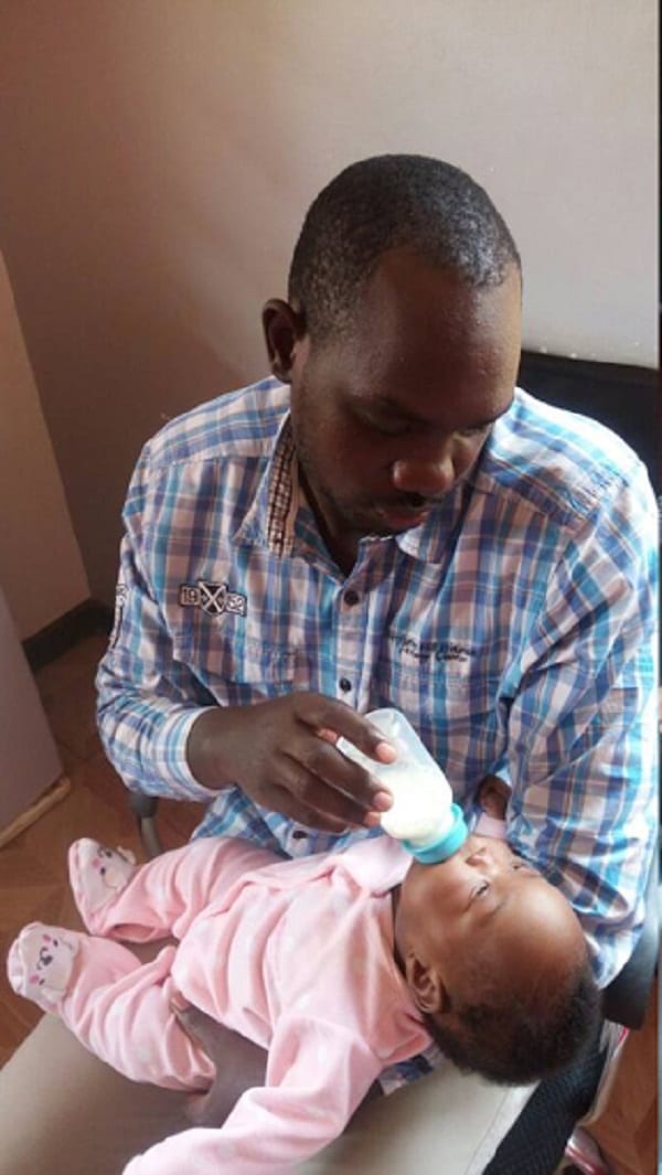 Ouganda: Un papa salué pour avoir pris le rôle de sa femme dans son foyer (PHOTOS)