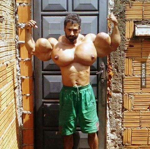 Un homme s’injecte de l’huile dans les muscles pour ressembler à  Arnold Schwarzenegger