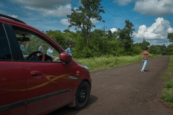 Un adolescent indien utilise ses omoplates pour tirer deux voitures: PHOTOS/ VIDÉO
