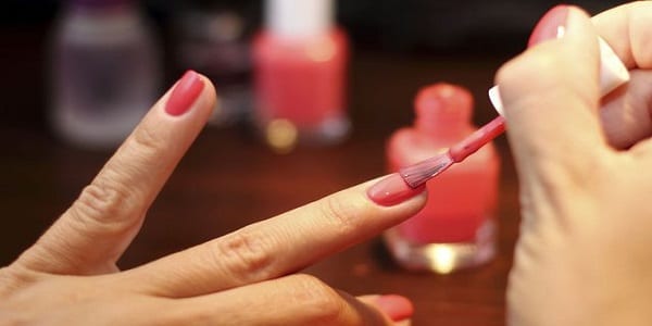 Saviez-vous que le vernis à ongles contient des substances cancérigènes?