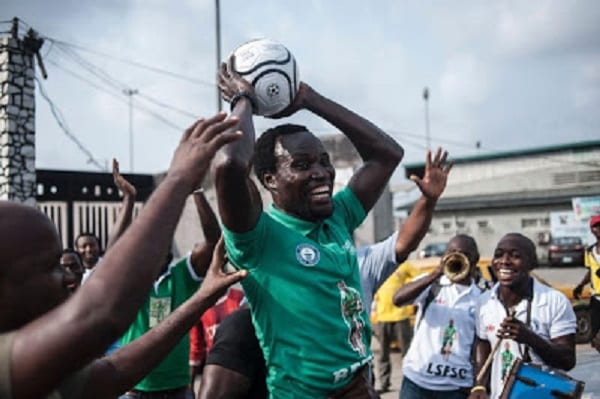 Un footballeur nigérian brise un record Guiness en parcourant 103 Km avec un ballon sur la tête (Photos / Vidéo)