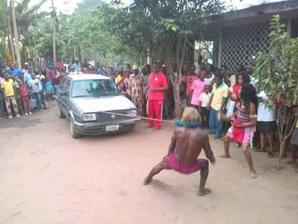 PHOTOS: Sampson, le superman du Nigeria qui mange des bouteilles et tire des voitures avec ses dents