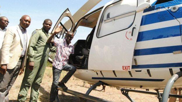 Kelvin Muriuki, le garçon kenyan qui va à l'école en hélicoptère: PHOTOS