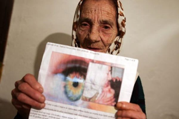 Cette guérisseuse de 80 ans soigne la cécité en léchant les yeux : PHOTOS/ VIDÉO