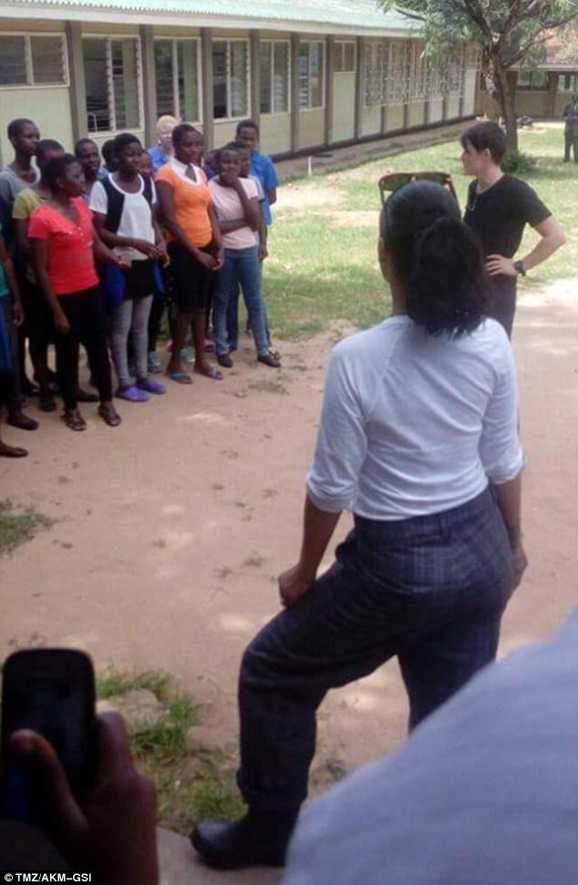 Rihanna visite une école au Malawi: PHOTOS
