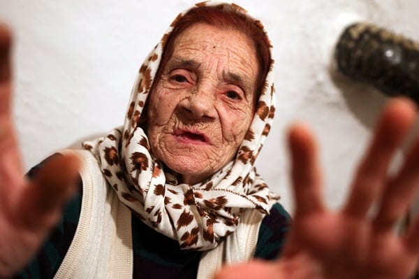 Cette guérisseuse de 80 ans soigne la cécité en léchant les yeux : PHOTOS/ VIDÉO
