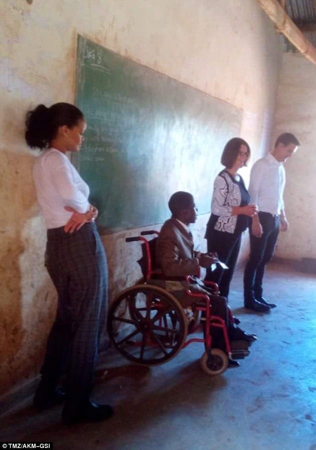 Rihanna visite une école au Malawi: PHOTOS