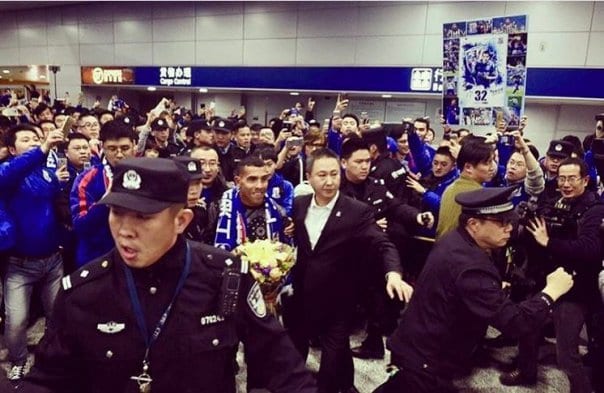 Carlos Tévez le joueur le mieux payé au monde est arrivé en Chine... Photos