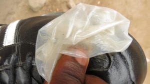 Insolite: Des préservatifs utilisés pour cirer des chaussures en République Démocratique du Congo