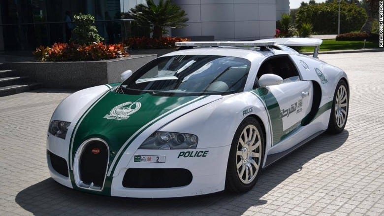 Dubaï entre dans le livre Guinness des records pour avoir les voitures de police les plus rapides au monde