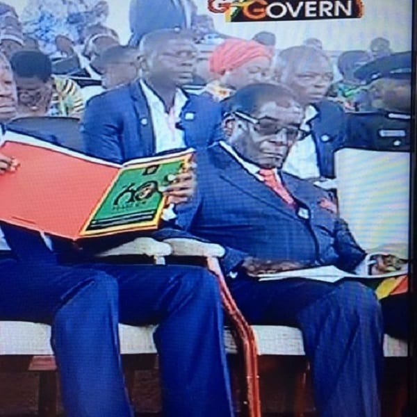 Quand Robert Mugabe s'endort à la fête de l'indépendance du Ghana: PHOTOS