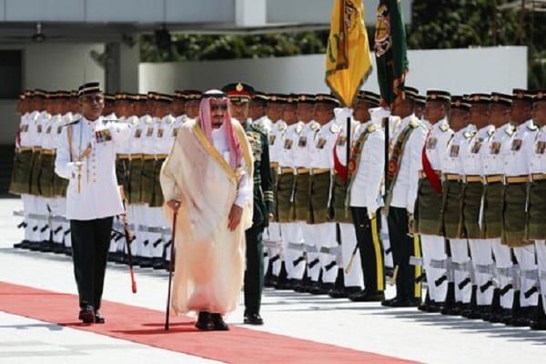 En visite en Indonésie, le Roi Saoudien voyage avec 460 tonnes de bagages