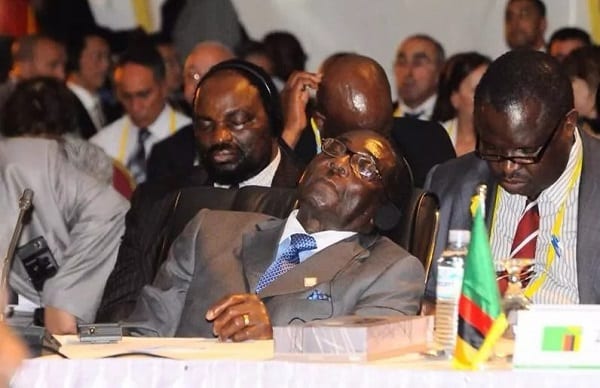 Quand Robert Mugabe s'endort à la fête de l'indépendance du Ghana: PHOTOS