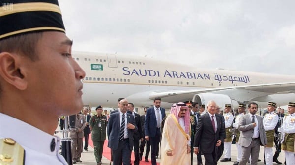 En visite en Indonésie, le Roi Saoudien voyage avec 460 tonnes de bagages