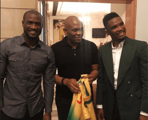 Samuel Eto’o en visite surprise chez le groupe P-Square à Lagos ! Photos