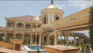 VIDEO : L’énorme et luxueuse villa d’un fonctionnaire provoque la colère des Camerounais sur la toile