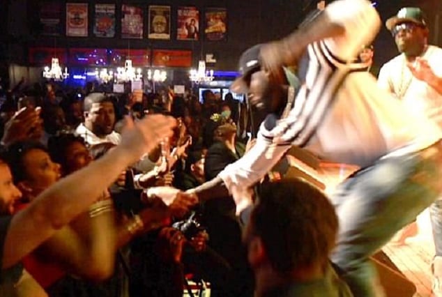50 Cent: Il frappe une fan en plein concert (PHOTOS/VIDÉO)