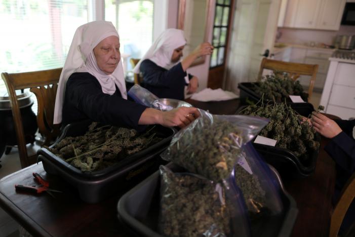 USA: Découvrez les 'weed nuns', ces femmes en mission de guérison avec du cannabis (PHOTOS)