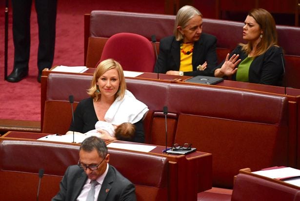 Australie: pour la première fois, une élue allaite sa fille au parlement (PHOTO)