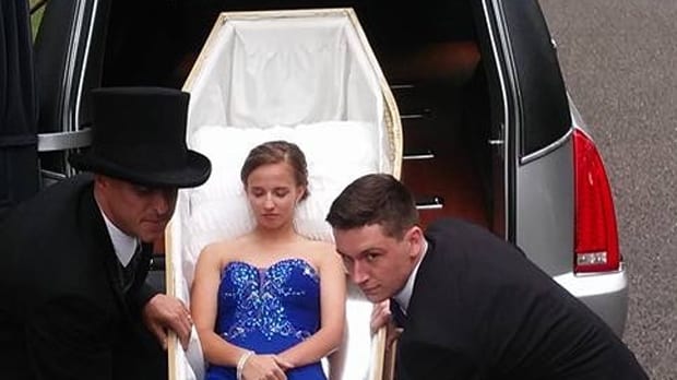 USA: une lycéenne se rend à son bal de promo en cercueil. VIDEO