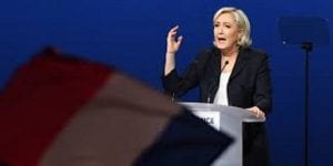 France: François Fillon pourrait attaquer Marine Le Pen en justice. Explication