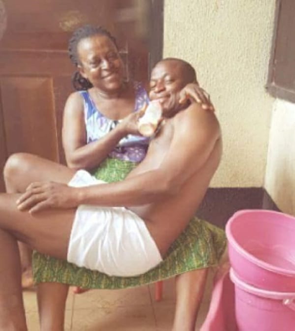 Une mère baigne, et nourrit son fils adulte au biberon pour célébrer son anniversaire: PHOTOS