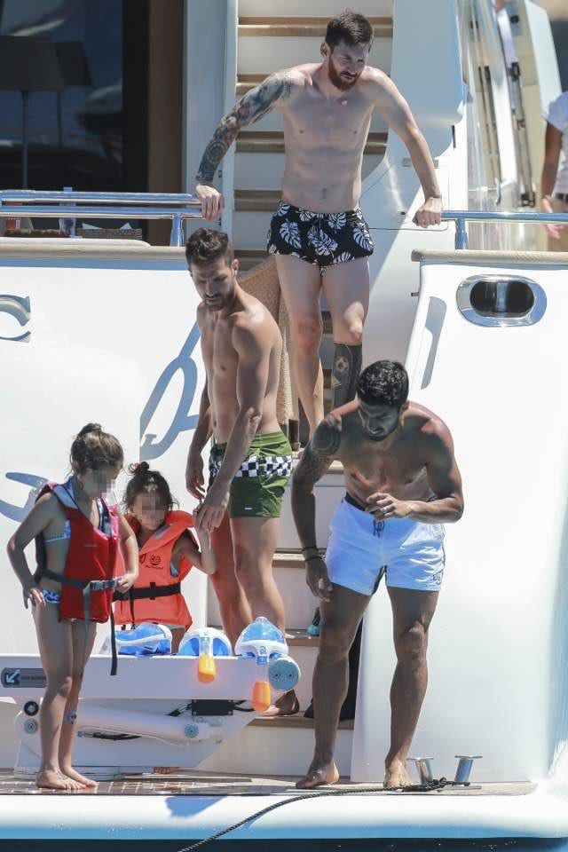En attendant son mariage, Lionel Messi s'offre un moment de détente avec  Antonella Roccuzzo, Suarez et Fabregas...Photos