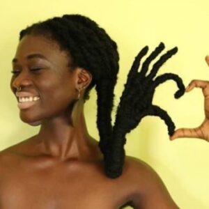 Incroyable, cette artiste ivoirienne fabrique des sculptures à partir de ses cheveux afro