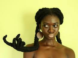 Incroyable, cette artiste ivoirienne fabrique des sculptures à partir de ses cheveux afro