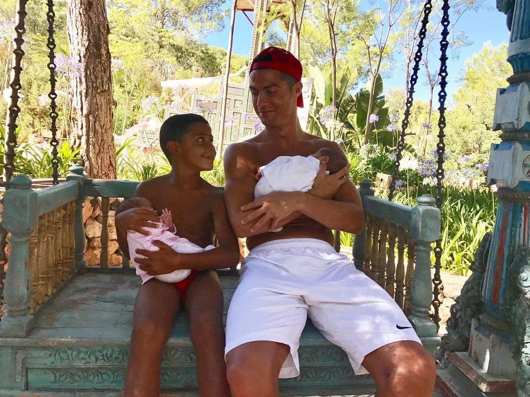 Cristiano Ronaldo s'offre un moment de détente avec ses trois enfants...photo