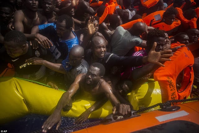 Horribles photos de femmes enceintes et d'enfants parmi des migrants morts dans un bateau en caoutchouc