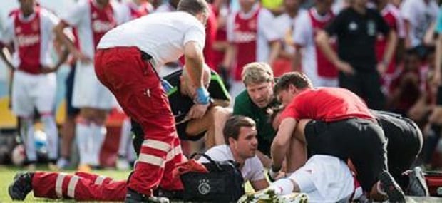 Ajax: Un joueur s'éffondre sur le terrain! Vidéo
