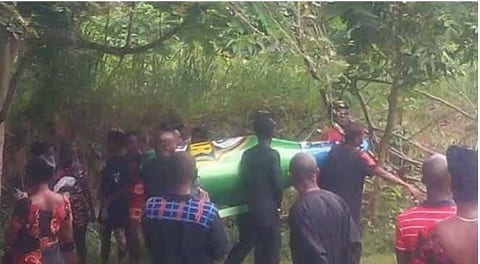 Ghana: un homme enterré dans un cercueil en forme de bouteille de bière (PHOTOS)