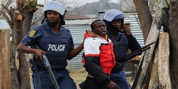 415896_des-policiers-sud-africains-arretent-un-mineur-a-marikana-le-15-septembre-2012