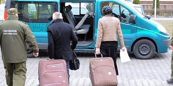 un francais cache sa femme dans une valise