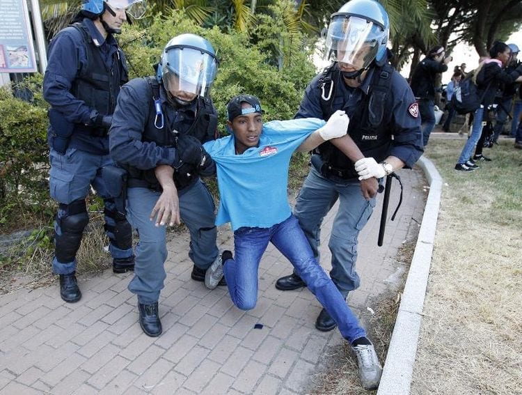 La-police-italienne-évacue-un-migrant-à-Vintimille
