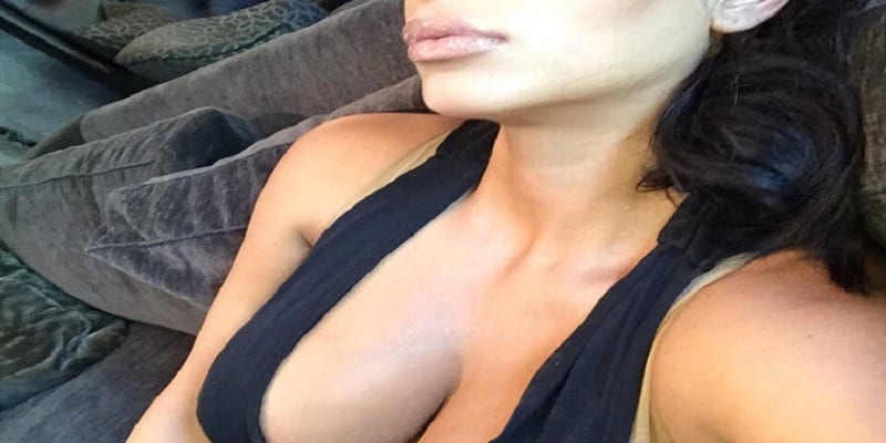 Kim-Kardashian-exhibe-son-decollete-pour-feter-ses-42-millions-de-followers-sur-Instagram-8-aout-2015_exact1024x768_l