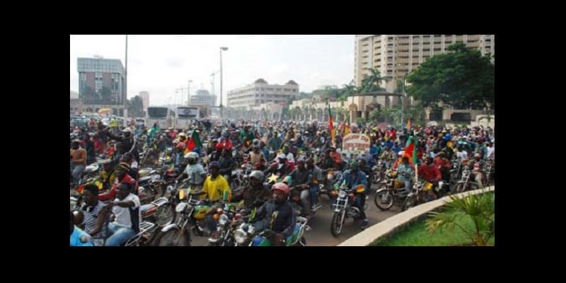 s-EMBOUTEILLAGE-MOTO-TAXI-DOUALA_large