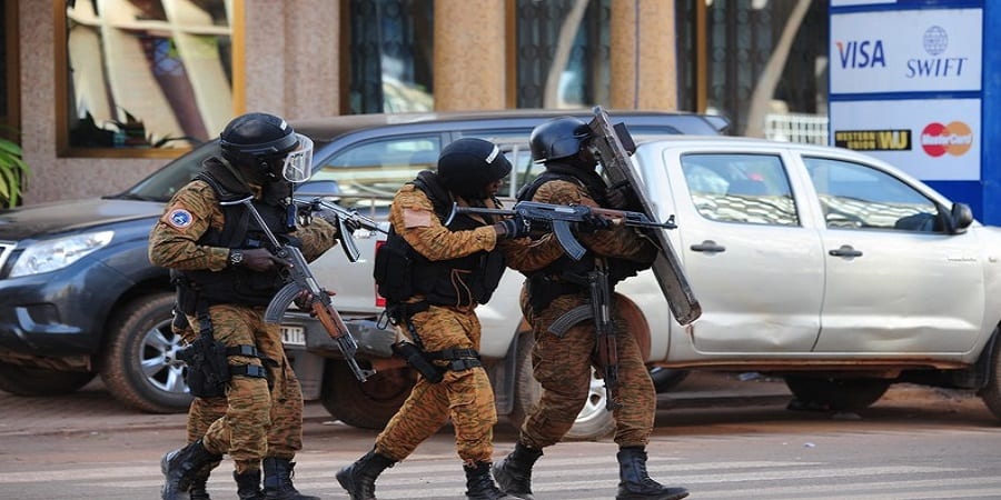7781405907_des-forces-de-l-ordre-lors-de-l-assaut-a-ouagadougou-au-burkina-faso-le-16-janvier-2016