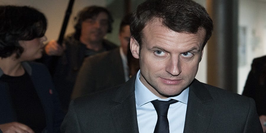 Emmanuel-Macron-visite-le-campus-des-metiers-et-de-l-entreprise-pour-discuter-avec-les-apprentis-a-Bobigny-le-11-janvier-2016_exact1024x768_l