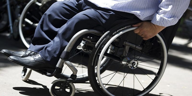 7782331820_une-personne-en-fauteuil-roulant-illustration